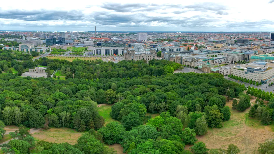 Blick auf Berlin mit grünen Bäumen